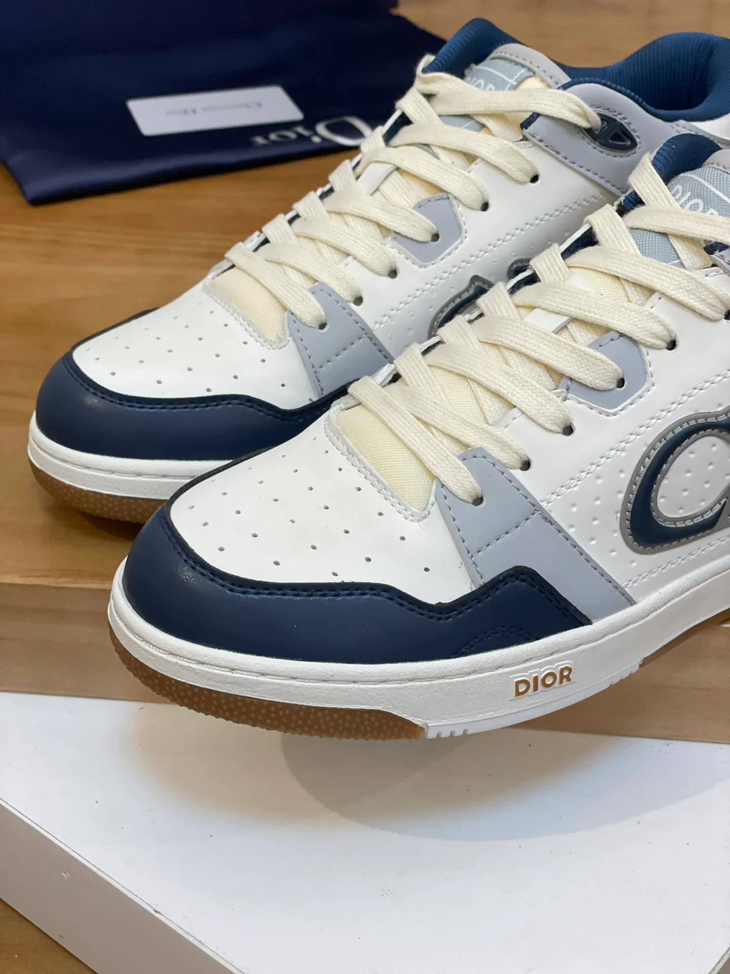 Men's shoes: 💰P440¥ Product trademark: Dior* "Dior*" high-top casual shoes Regular size: 38-44 (can be customized to 45.46) Product materials: Upper imported cowhide stitched with original fabric, breathable lining, original outsole. Number: 1006